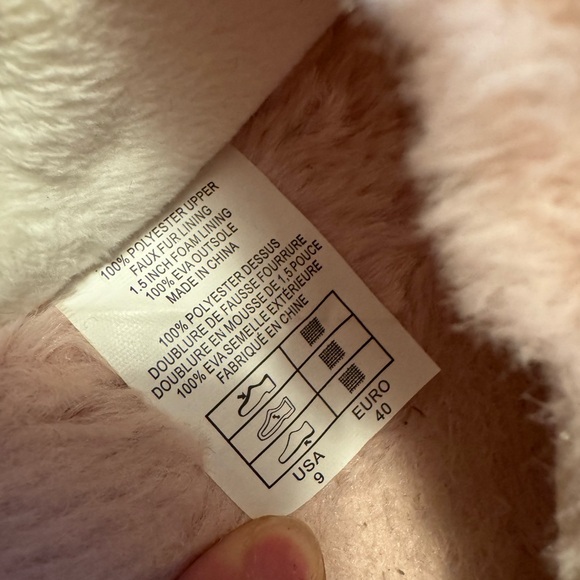 Light pink Kendall & Kylie house slippers - Picture 2 of 4